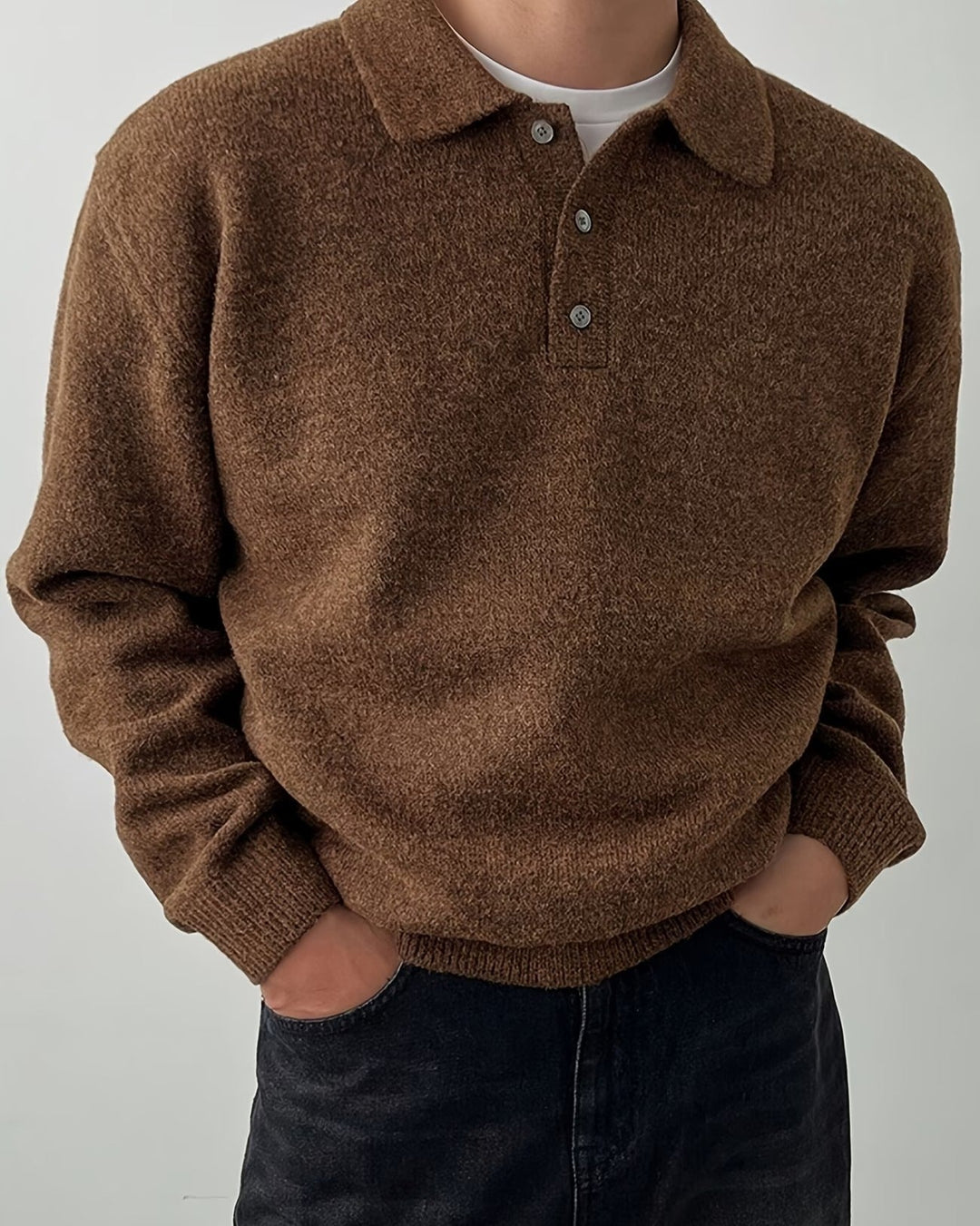 Maglione uomo ampio a maglia, con dettaglio bottoni, per un look autunnale elegante e casual.