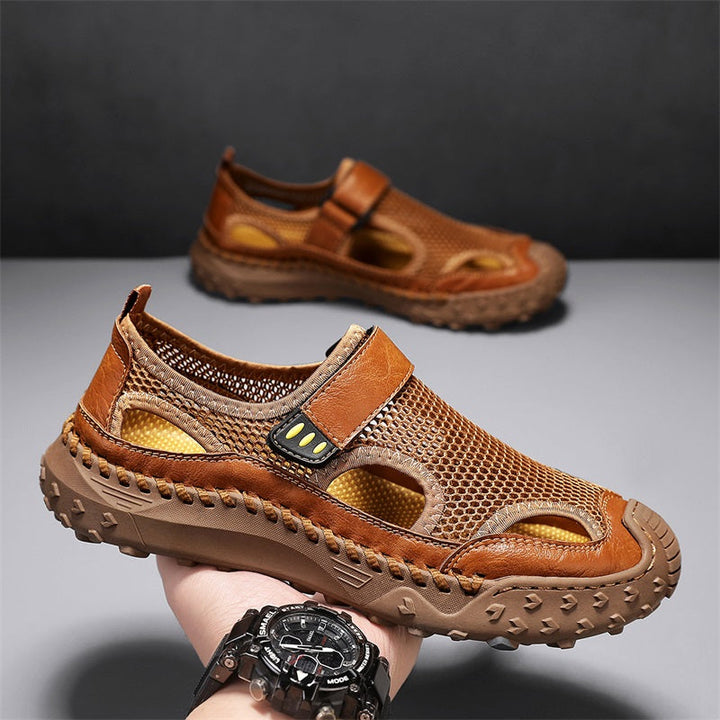 Eleganti sandali uomo slip-on a punta chiusa, perfetti per viaggio e tempo libero estivo.