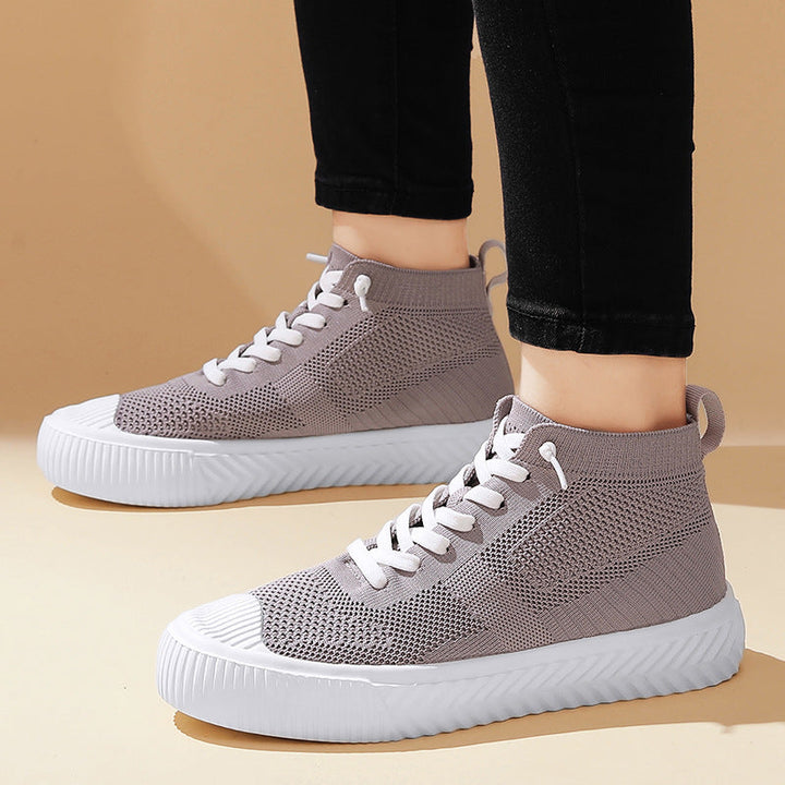 Dettaglio lato: sneakers uomo high-top senza lacci. Traspiranti, ammortizzate, con soletta ortopedica.