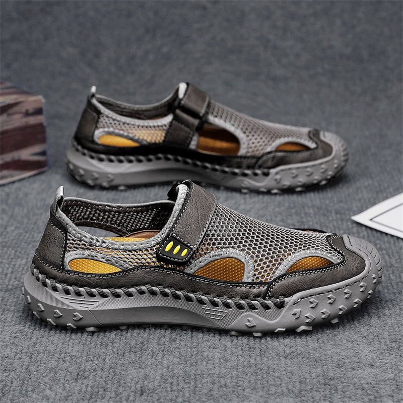 Sandali estivi uomo slip-on con punta chiusa e calzata ampia, ideali per passeggio e tempo libero.