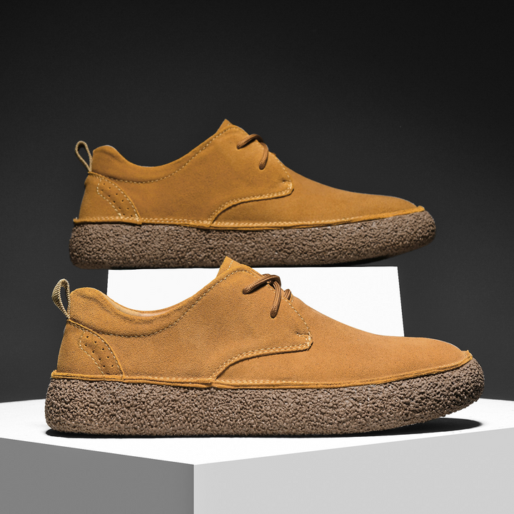 Calzature maschili basse marroni scure, perfette per un look casual-elegante quotidiano.