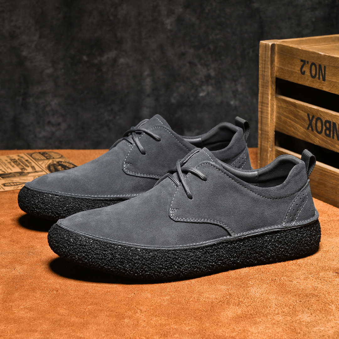 Calzature maschili estive leggere, colore beige chiaro, ideali per un look casual e fresco.