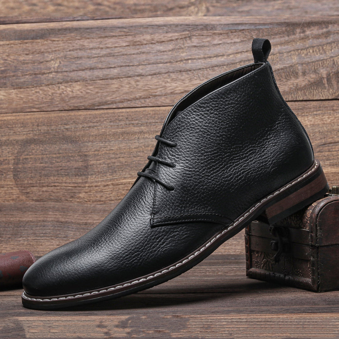 Vista dall'alto degli stivali Chukka uomo, design pulito, perfetti come scarpe casual.