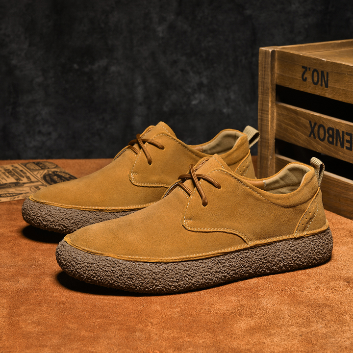 Scarpe comode uomo in camoscio grigio, design versatile per tutti i giorni. Ottima vestibilità.