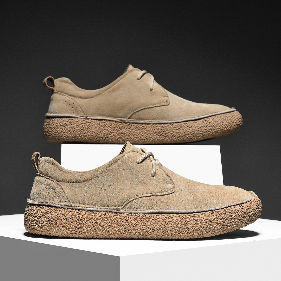 Moda uomo: scarpe eleganti in pelle lucida bordeaux, ideali per occasioni speciali o lavoro.