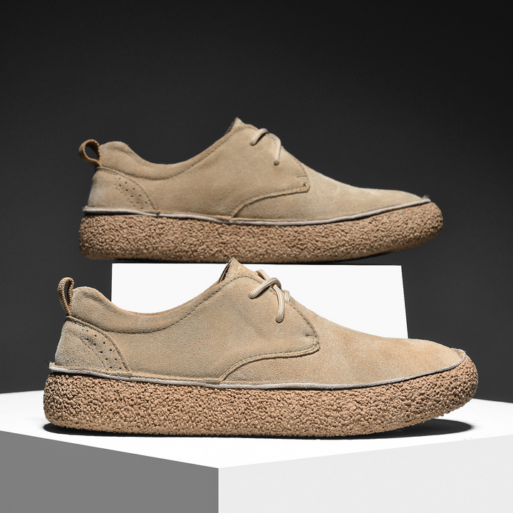 Moda uomo: scarpe eleganti in pelle lucida bordeaux, ideali per occasioni speciali o lavoro.