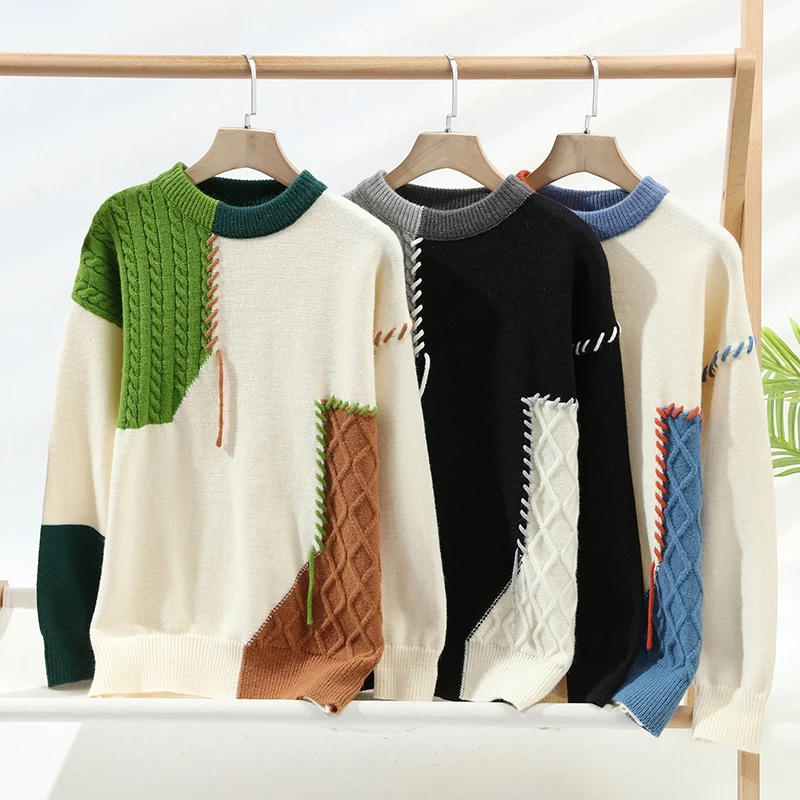 Dettaglio: maglione uomo in maglieria a treccia con design patchwork unico e colorazioni a contrasto.