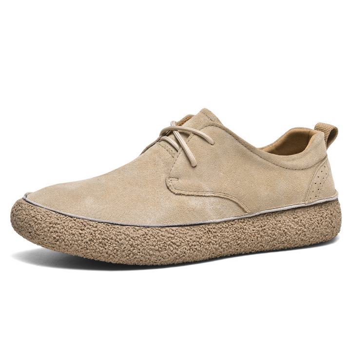 Dettaglio su scarpe uomo: suola ammortizzata e tomaia in pelle, comfort e durata per ogni giorno.