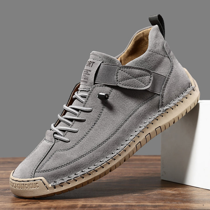 Sneakers donna leggere e pratiche slip-on, con design moderno e cuciture decorative.