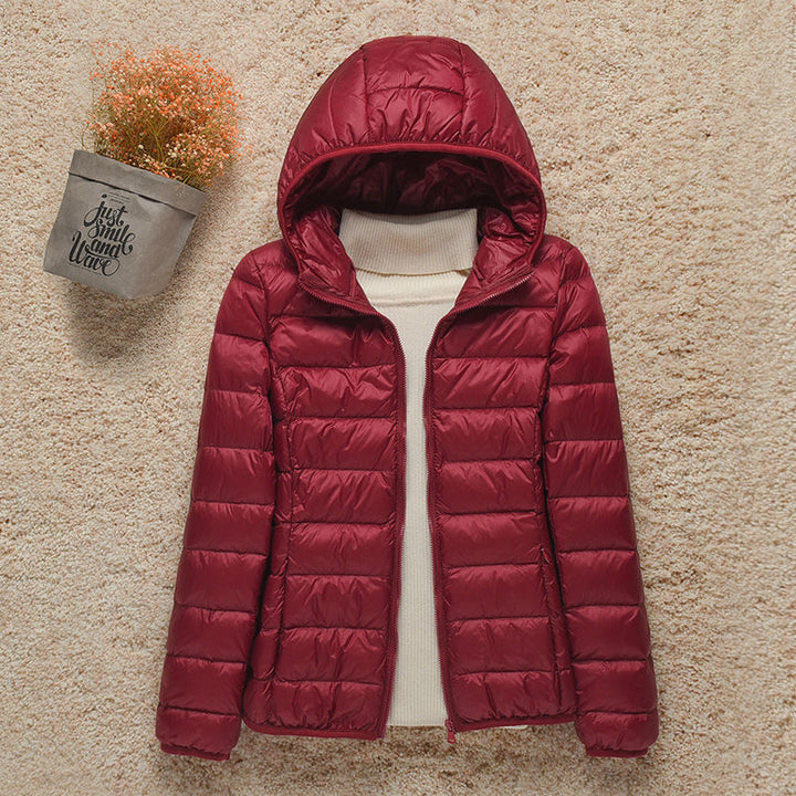 Dettaglio giacca trapuntata donna, chiusura zip, stile elegante e pratico per il comfort quotidiano.