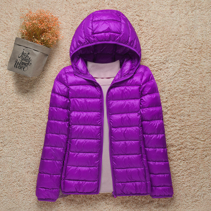 Donna che indossa giacca trapuntata ultraleggera, look casual chic, comfort e stile moderno.