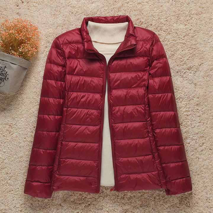 Donna che passeggia con giacca trapuntata ultraleggera, look casual chic per autunno inverno.