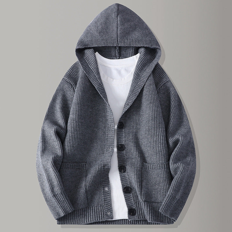 Cardigan uomo con cappuccio e bottoni, stile casual-elegante. Perfetto per outfit a strati in moda uomo.