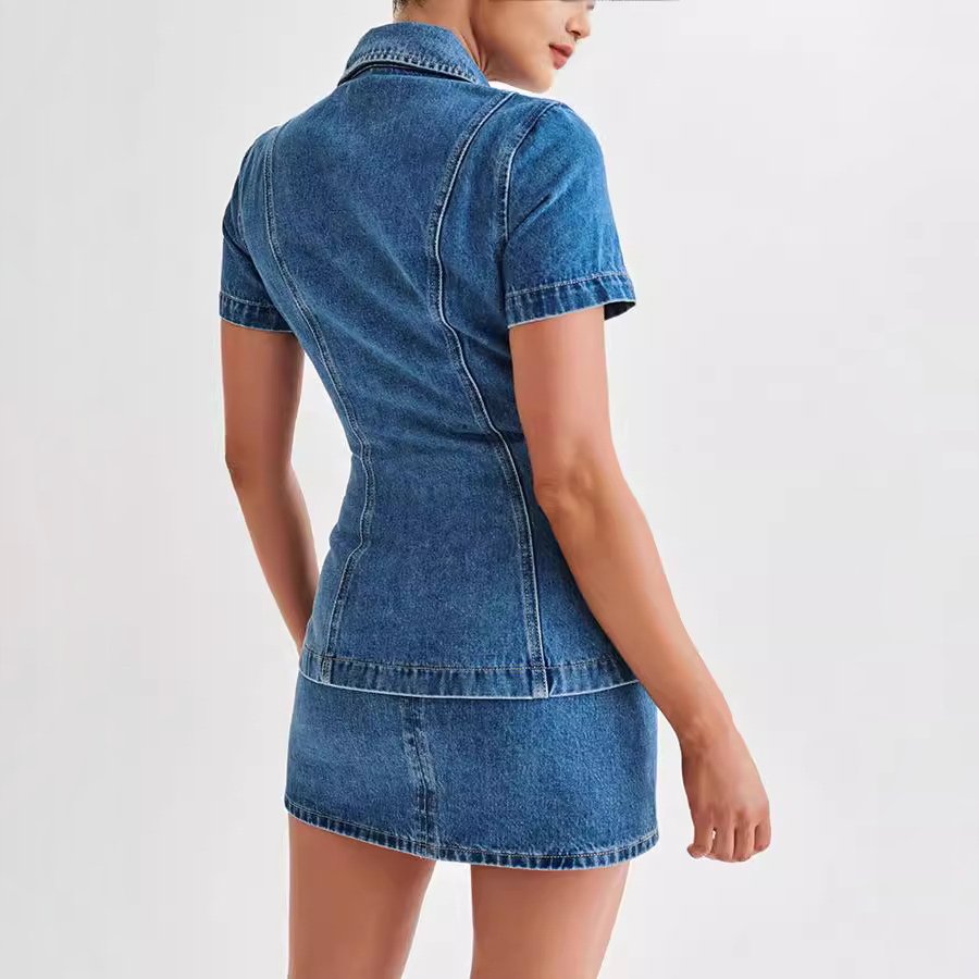 Versatile completo donna due pezzi in denim, composto da camicia elegante e minigonna. Perfetto per un look coordinato.
