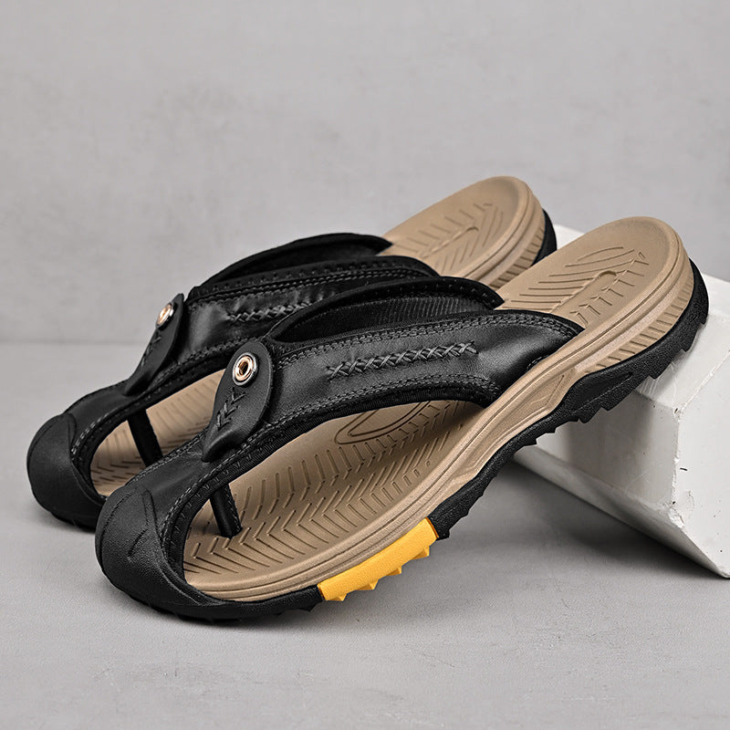 Sandali uomo robusti, progettati per comfort quotidiano. Calzature aperte con buona aderenza e stile casual estivo.