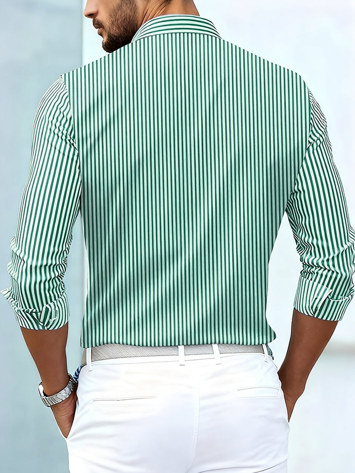 Polo a maniche lunghe da uomo, fantasia a righe. Perfetta per un look primaverile o estivo casual chic.