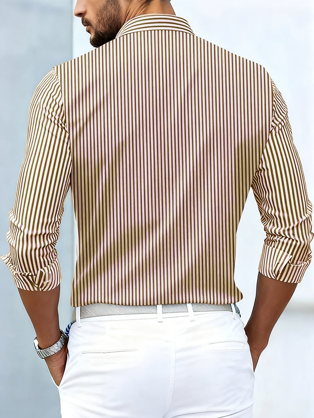 Polo uomo a righe, maniche lunghe, colletto classico. Vestibilità aderente, top casual elegante per primavera.
