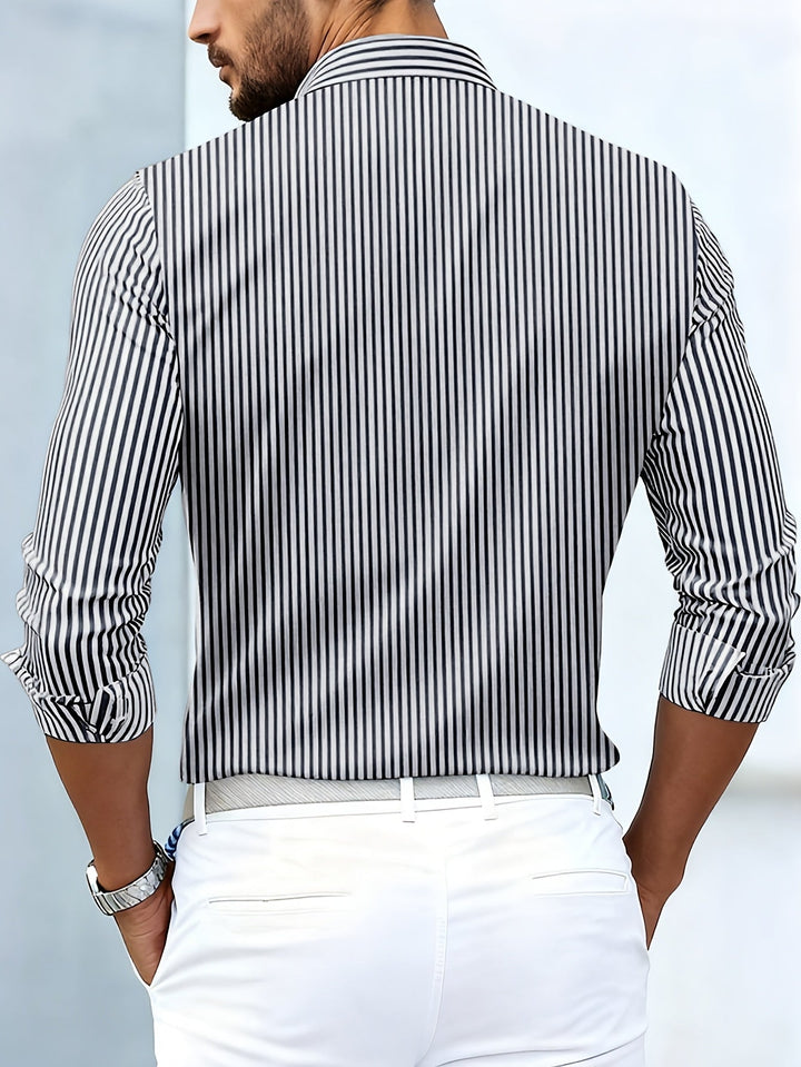 Polo uomo maniche lunghe a righe. Top casual elegante, colletto classico, moda maschile, vestibilità aderente.