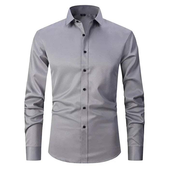Uomo con polo maniche lunghe slim fit passeggia in città, un outfit quotidiano elegante e confortevole.