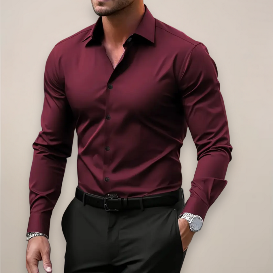 Elegante polo uomo slim fit nera a maniche lunghe, perfetta per un look classico e chic.