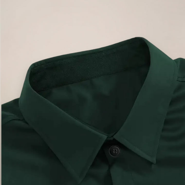 Comoda polo uomo bianca a maniche lunghe, slim fit, per un tocco di eleganza nel tuo stile quotidiano.