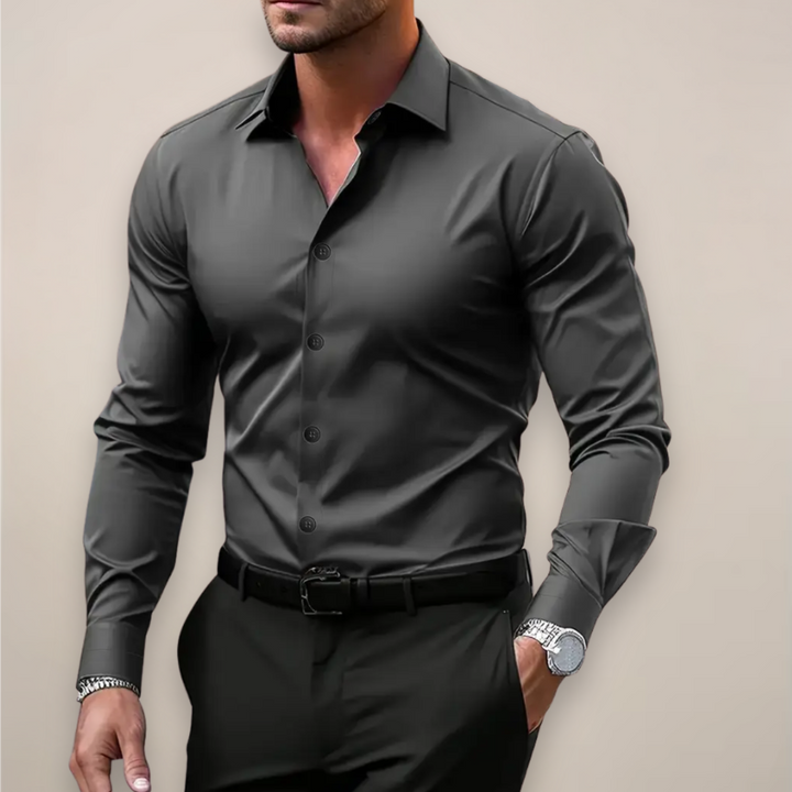 Polo uomo slim fit a maniche lunghe, ideale per eleganza casual e comfort quotidiano.
