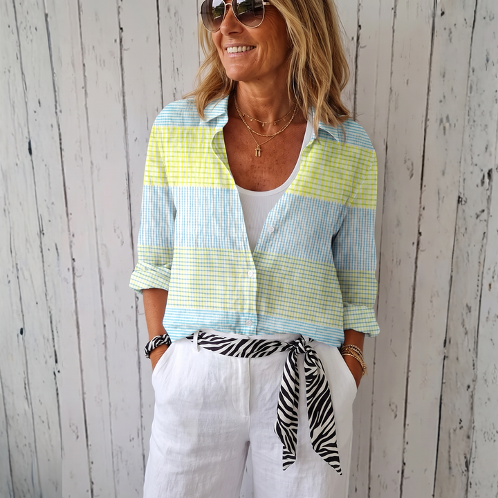 Camicia gialla a quadretti da donna con maniche lunghe. Design casual ed elegante, vestibilità ampia e comoda.