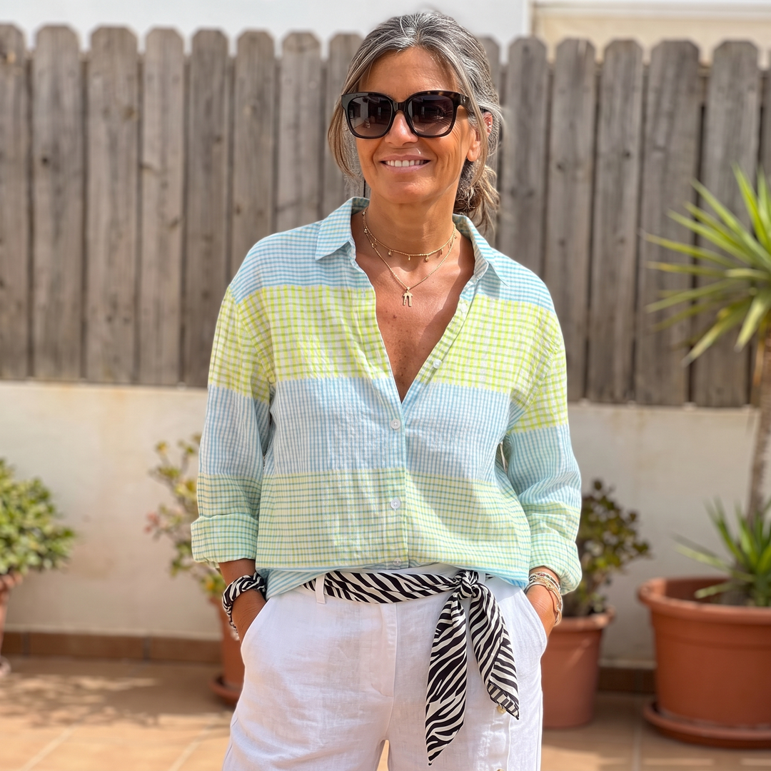 Camicia a quadretti donna gialla, maniche lunghe, linea ampia. Ideale per moda primavera, stile casual-chic.