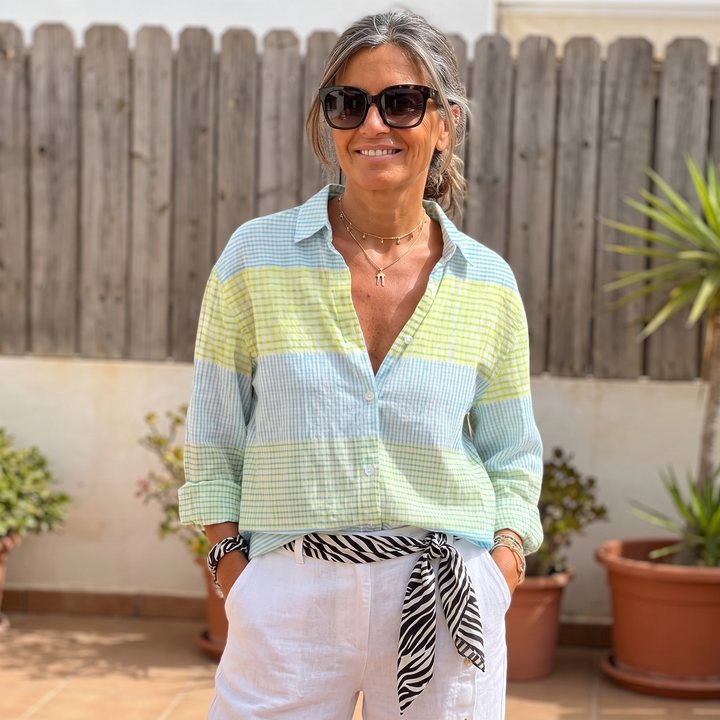 Camicia a quadretti donna gialla, maniche lunghe, linea ampia. Ideale per moda primavera, stile casual-chic.