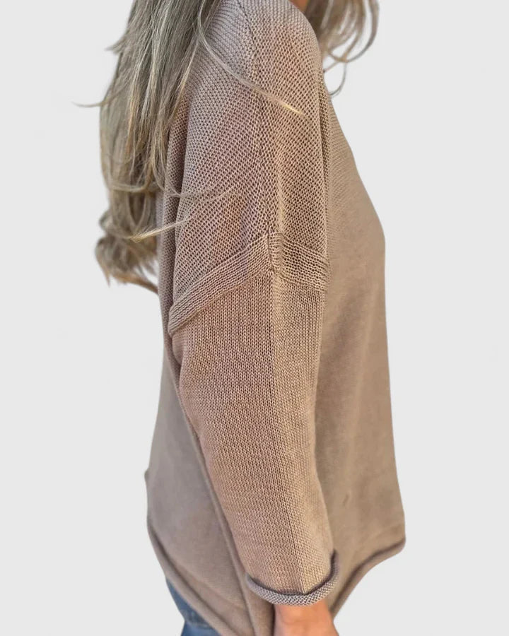 Top donna versatile a maniche lunghe con scollo a V. Vestibilità rilassata, ideale per abbigliamento casual chic.