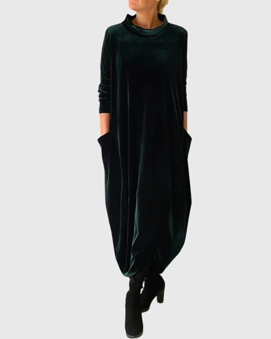 Abito invernale donna cocoon oversize con collo alto e maniche lunghe, per un look comodo ed elegante.