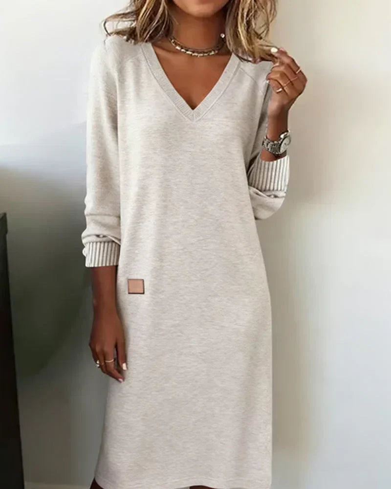 Vestito midi donna maniche lunghe, scollo a V, colore grigio. Abito elegante e confortevole per moda autunno inverno.