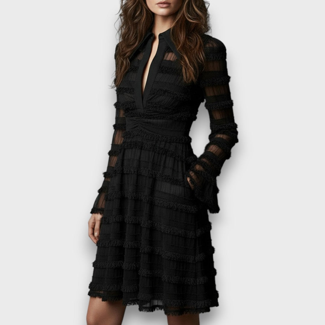 Vestito svasato nero da donna con scollo a V profondo e maniche lunghe, abbigliamento femminile per serate eleganti.
