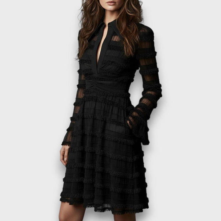 Vestito svasato nero da donna con scollo a V profondo e maniche lunghe, abbigliamento femminile per serate eleganti.