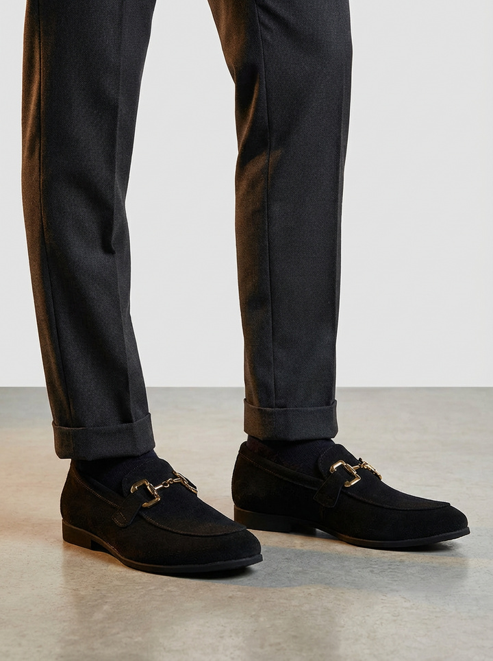 Mocassini uomo neri in pelle con morso metallico, eleganti e versatili per outfit classici o casual.