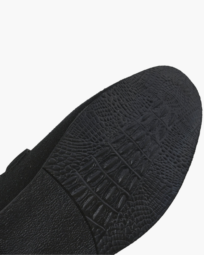Vista dall'alto dei mocassini uomo slip-on neri, con morso e finitura lucida, per uno stile classico e moderno.