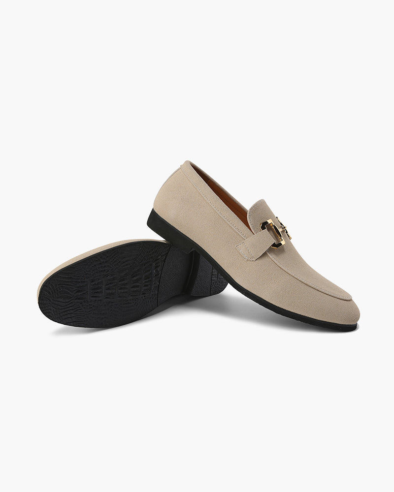 Mocassini uomo neri versatili con morso metallico, perfetti come scarpe eleganti o casual slip-on.