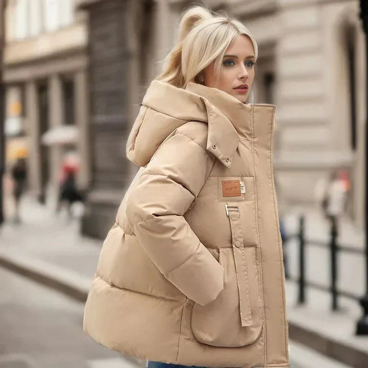 Giacca invernale donna calda e imbottita, con cappuccio e tasche funzionali. Capospalla elegante per comfort e protezione freddo.