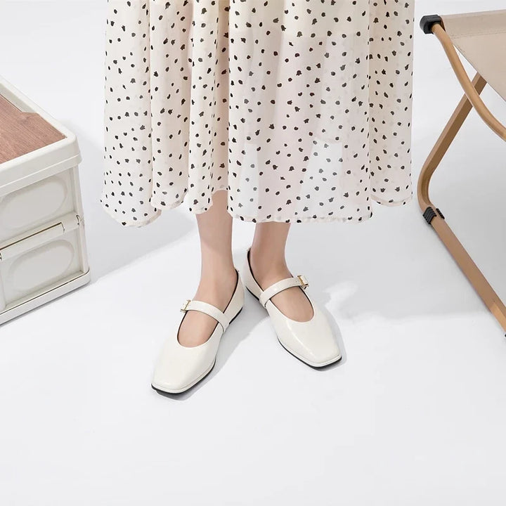 Scarpe basse da donna Mary Jane beige con punta quadrata e cinturino sottile, ideali per look casual.