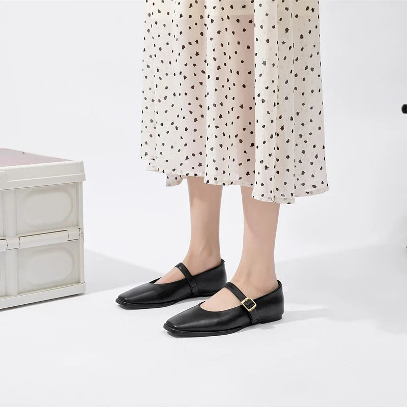 Calzature donna Mary Jane con cinturino, offrono comfort e un design elegante a punta quadrata.