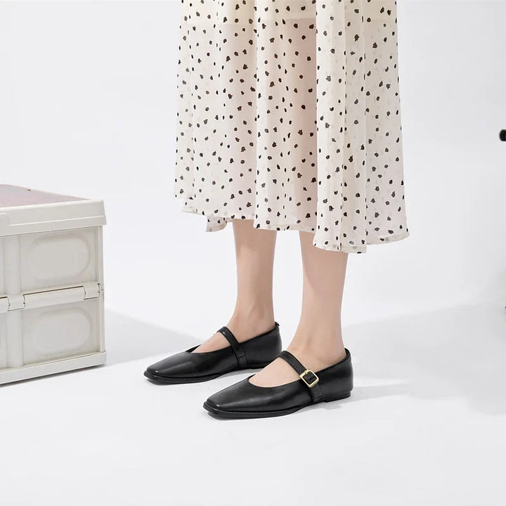 Calzature donna Mary Jane con cinturino, offrono comfort e un design elegante a punta quadrata.