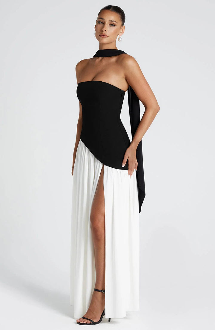 Vestito lungo donna elegante, taglio fluido, spacco laterale e scollatura senza spalline. Look raffinato.
