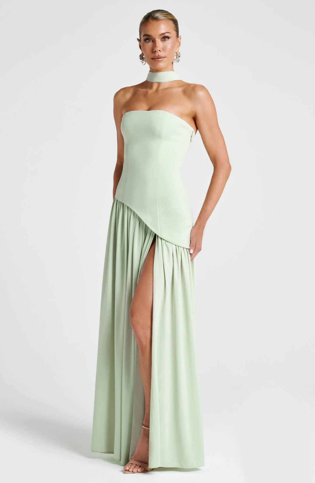 Maxi abito donna elegante, ideale per serate e occasioni speciali. Spacco e spalline scoperte valorizzano la figura.