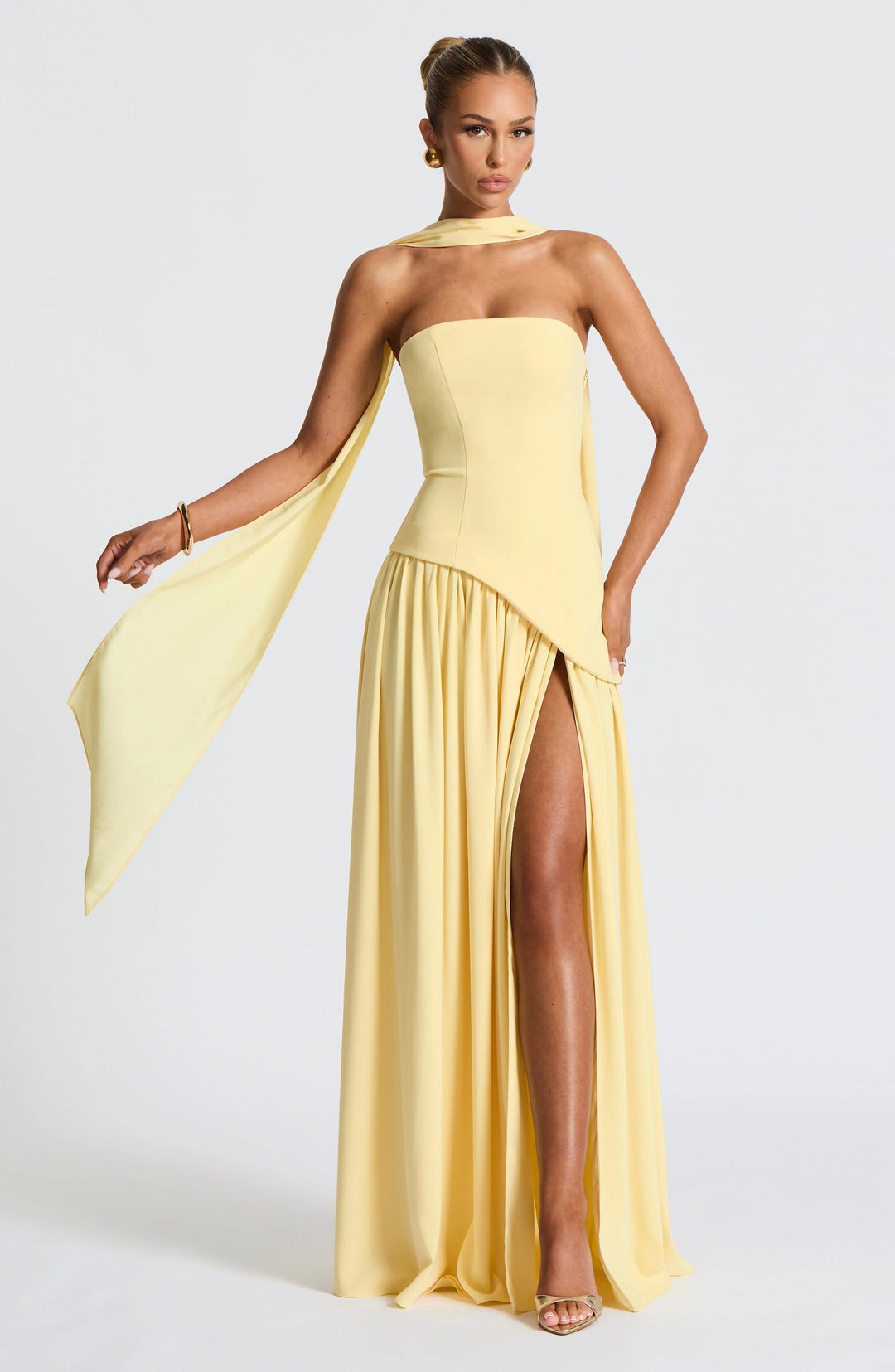 Maxi abito donna elegante con spacco, spalline scoperte. Perfetto per cerimonia, sera. Vestito lungo moda estiva.