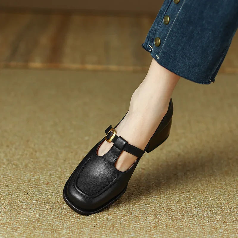 Scarpe Mary Jane donna nere con T-strap e tacco blocco. Calzature eleganti e classiche per ufficio o casual.