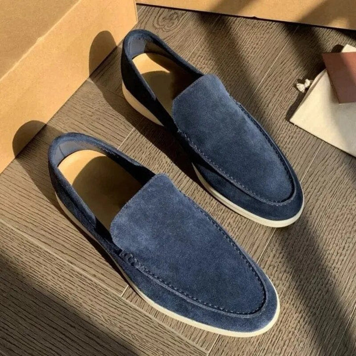 Eleganti mocassini uomo neri, per un look formale o smart casual. Scarpe comode e versatili, perfette senza lacci.