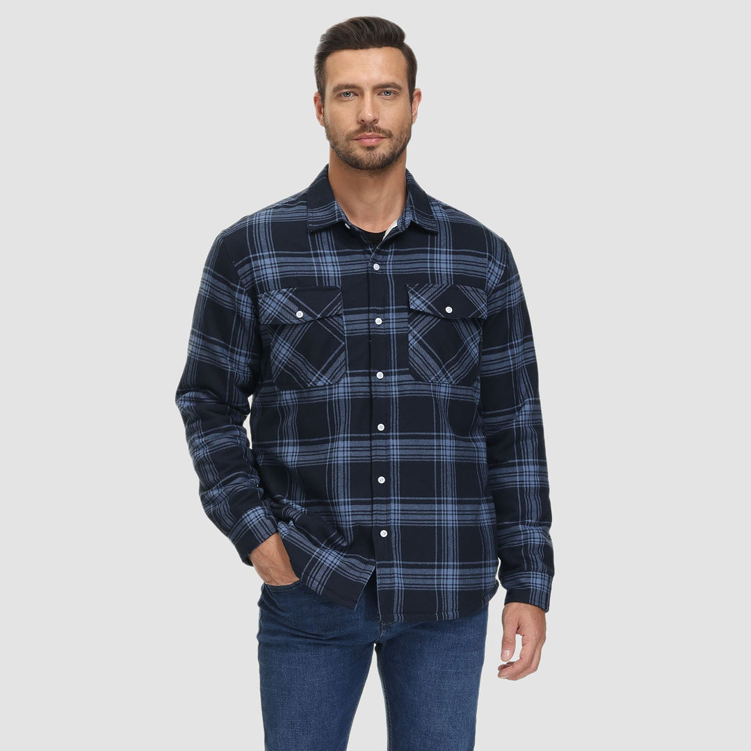 Shacket uomo giovanile, casual con tasche, look di tendenza per autunno e primavera.