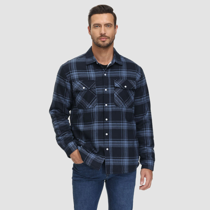 Shacket uomo giovanile, casual con tasche, look di tendenza per autunno e primavera.