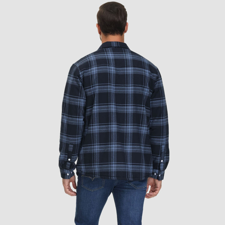 Giacca camicia uomo per layering autunnale, casual, con tasche, ideale sopra una maglietta.
