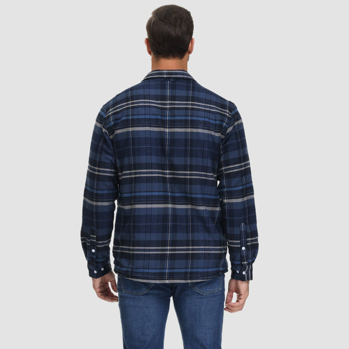 Giacca camicia uomo casual autunnale, vista frontale, con tasche sul petto, stile moderno.